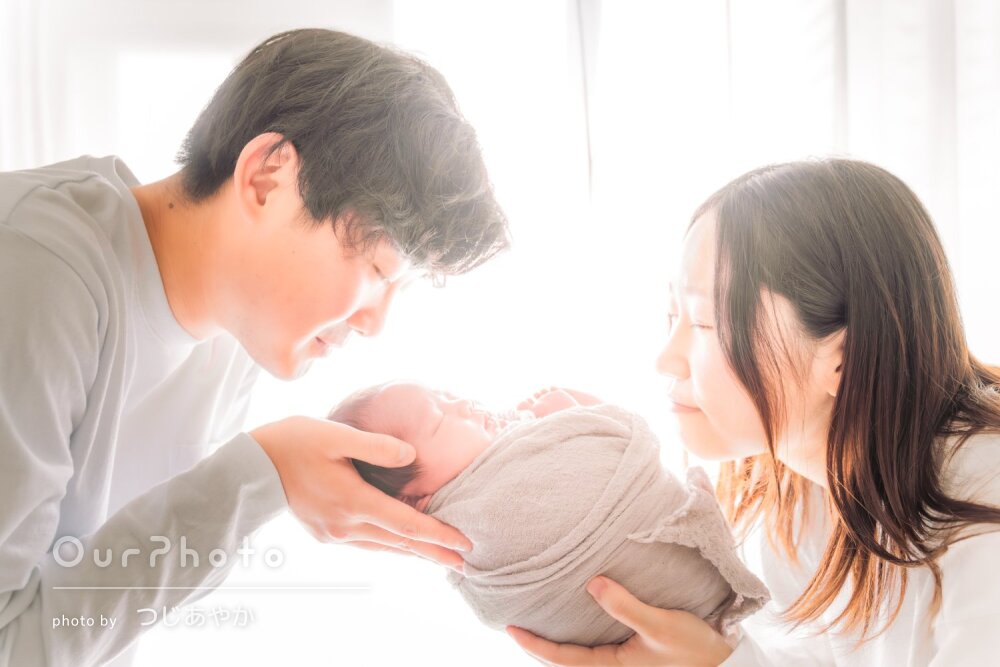 「とても素敵」パパとママの愛情があふれるニューボーンフォトの撮影