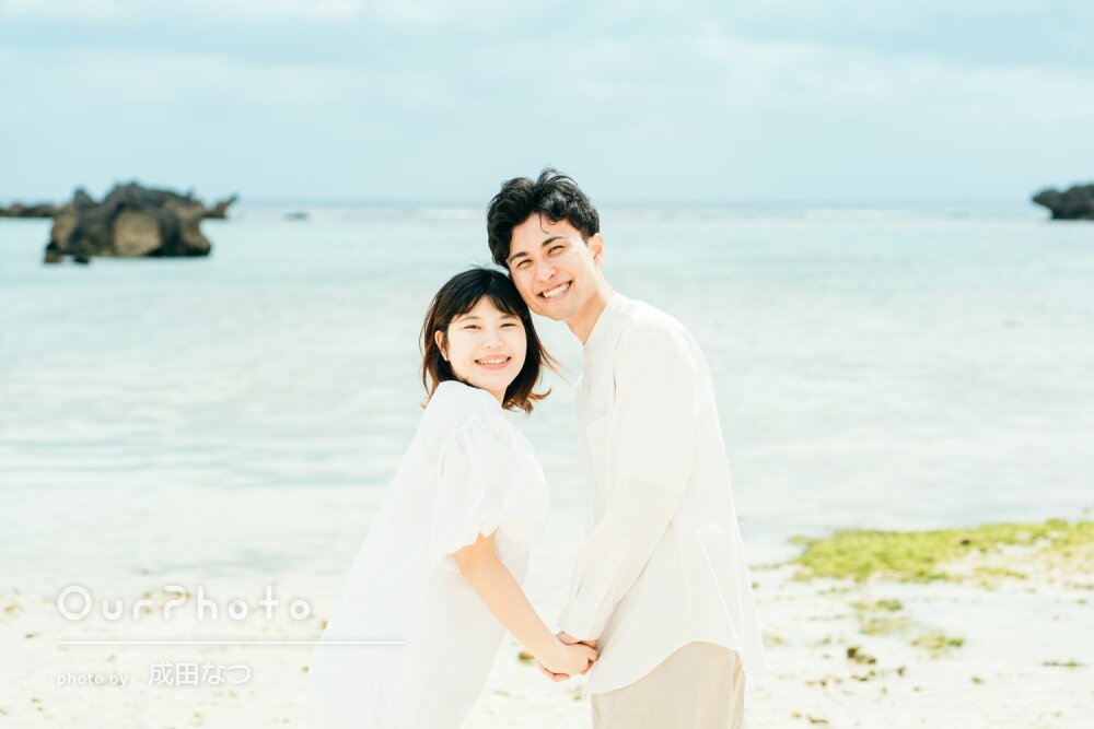 「自然な表情を引き出して」ビーチでカジュアルなウェディングフォト撮影
