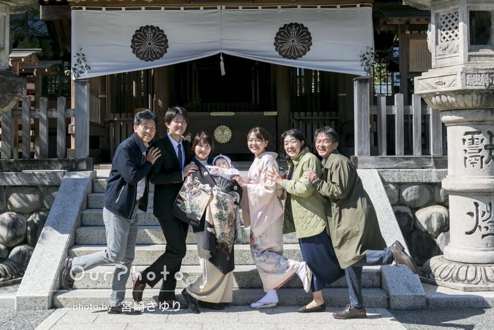 「自然な笑顔」ご両家祖父母と3世代で温かな雰囲気のお宮参りの撮影