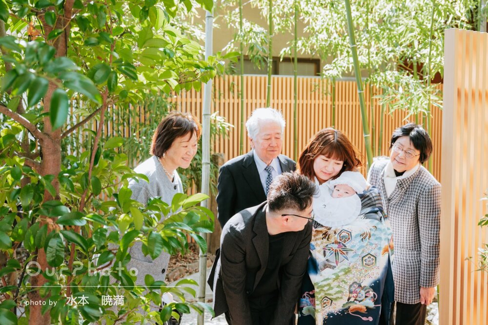 「神社の雰囲気や緑を活かし」自然な表情をきれいに残すお宮参りの撮影