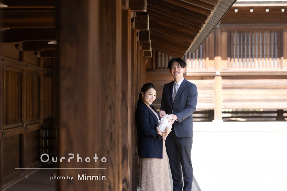 「素敵なアングル」光がご両親の幸せな笑顔を引き立てる！お宮参りの撮影