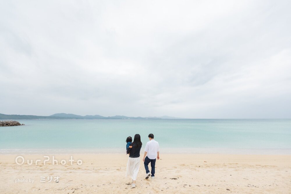 「最高の記念」美しい海！仲良しリンクコーデで楽しく家族写真の撮影