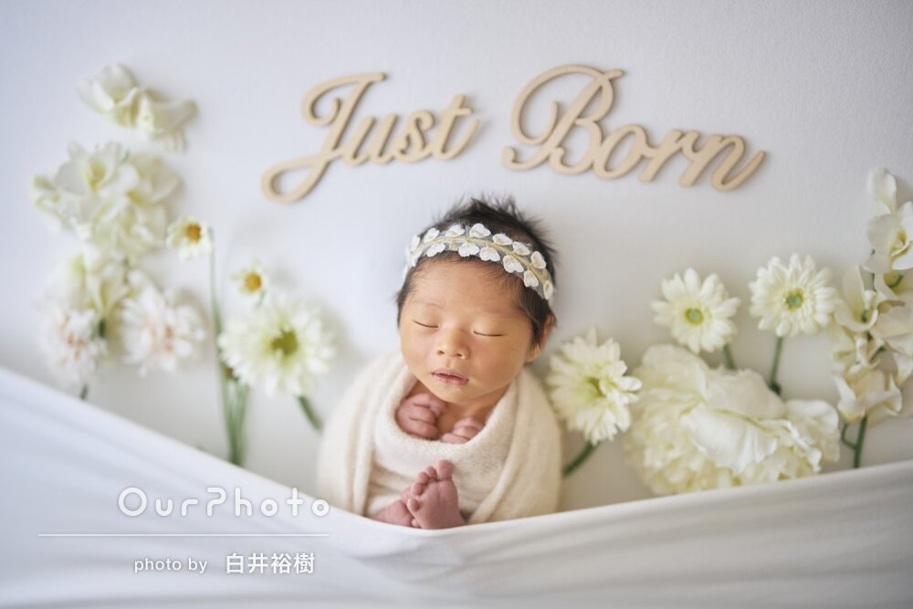 「幸せいっぱいの空間」可愛い白コーデ！自宅でニューボーンフォトの撮影