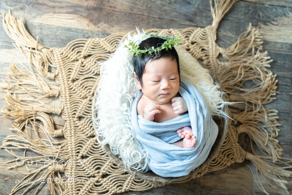 「あやすのがとてもお上手」パターン豊富にニューボーンフォトの撮影