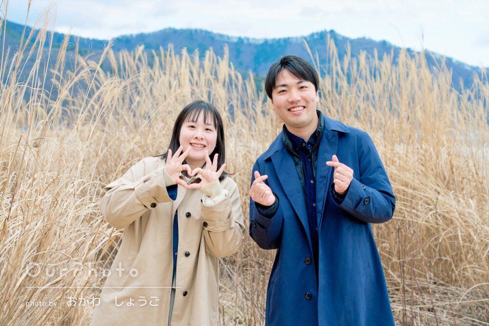 「人生に一度の瞬間を素敵な写真に」湖のほとりでカップルフォトの撮影