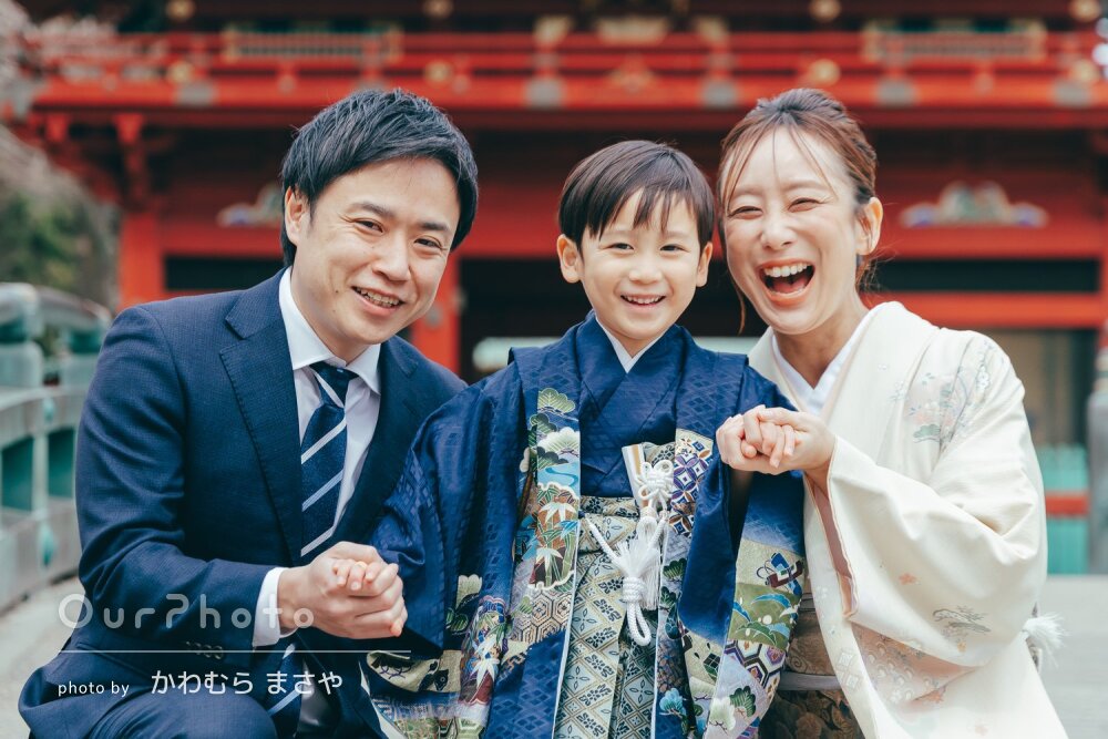 「成長を素敵な写真に納めて」神社で和装の5歳男の子の七五三の撮影