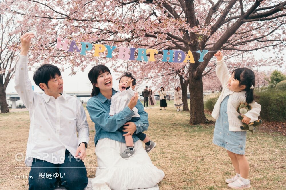 「自然の笑顔のショット」満開の桜と春の暖かさを感じる家族写真の撮影