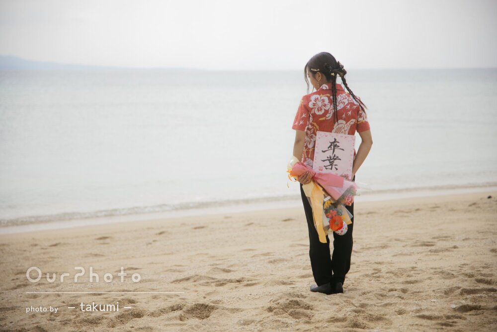 「頼んだもの以上の答え」ビーチを背に笑顔いっぱい！卒業記念写真の撮影