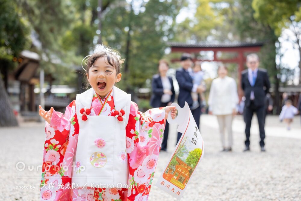 「自然な姿を」楽しそうな笑顔がいっぱい！神社で3歳女の子七五三の撮影