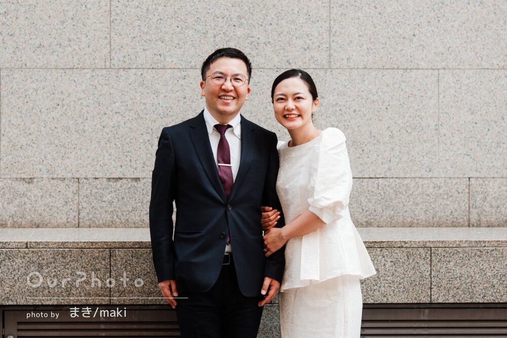 時計台をバックに街中で絵になる！幸せな笑顔でウェディングフォトの撮影