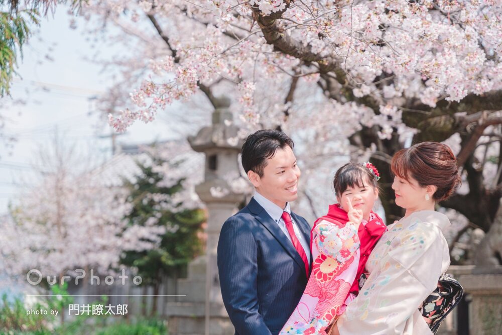 「娘も私たちも楽しく」満開の桜と笑顔！赤い被布の女の子の七五三の撮影