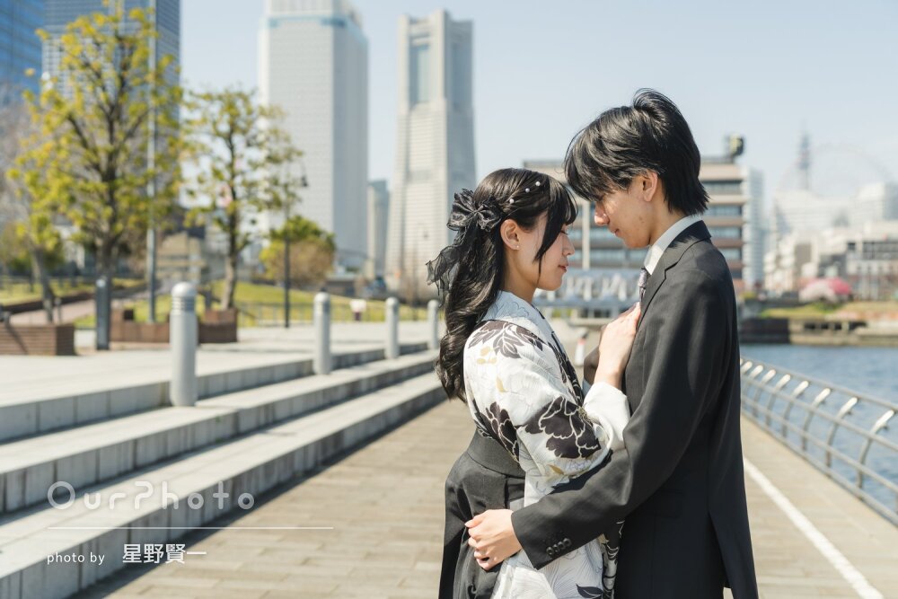 「ポーズなども細かく指示」海辺にシックな晴れ着姿が映える卒業袴の撮影