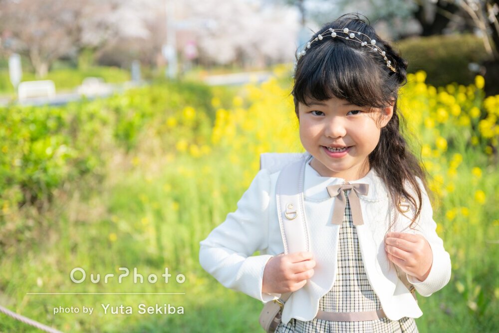 「終始リラックス」菜の花と桜をバックに春満載の入学記念写真の撮影