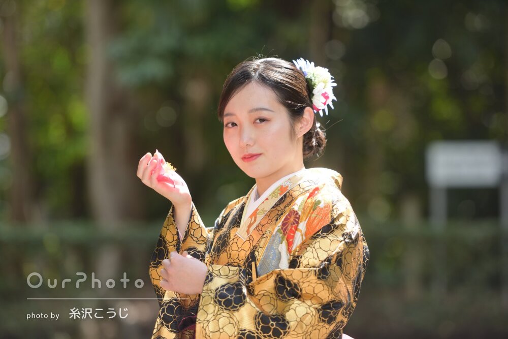 「良い写真をたくさん」緑に和装姿が映える！美しい佇まいで卒業袴の撮影