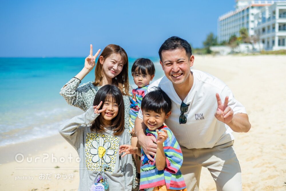 「良い思い出」幸せいっぱい笑顔あふれる！旅先のビーチで家族写真の撮影