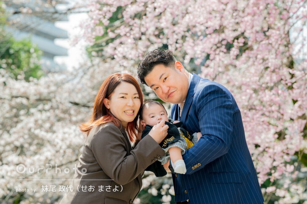 「たくさんの素敵な写真」春の陽気を感じる桜を背景に！お宮参りの撮影