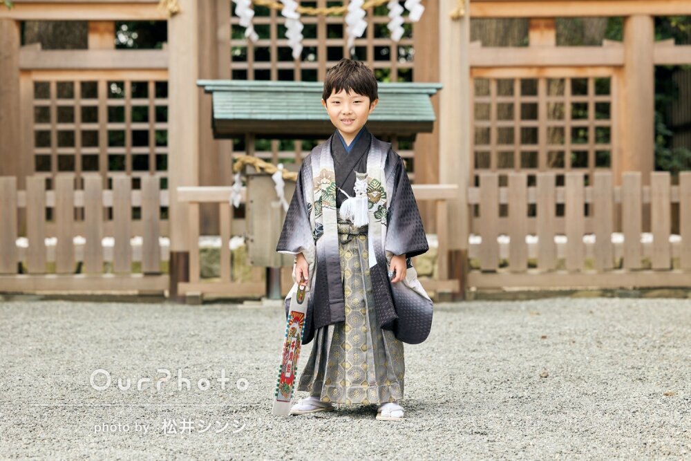 「沢山の笑顔を引き出して」黒地の羽織姿が凛々しい男の子の七五三の撮影