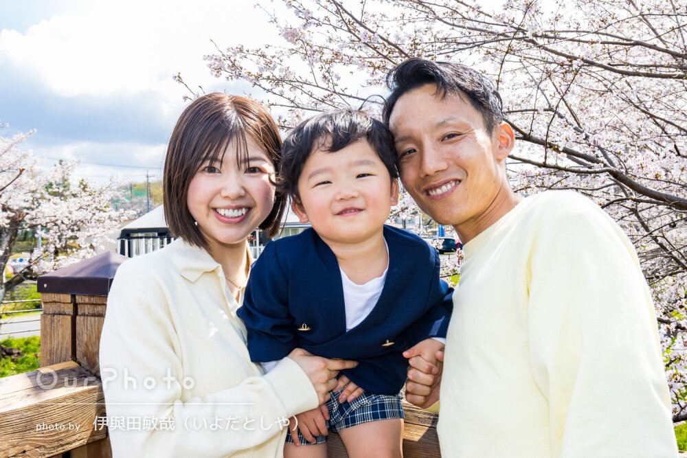 サクラの名所で爽やかなリンクコーデ！笑顔の可愛い男の子の入園記念撮影