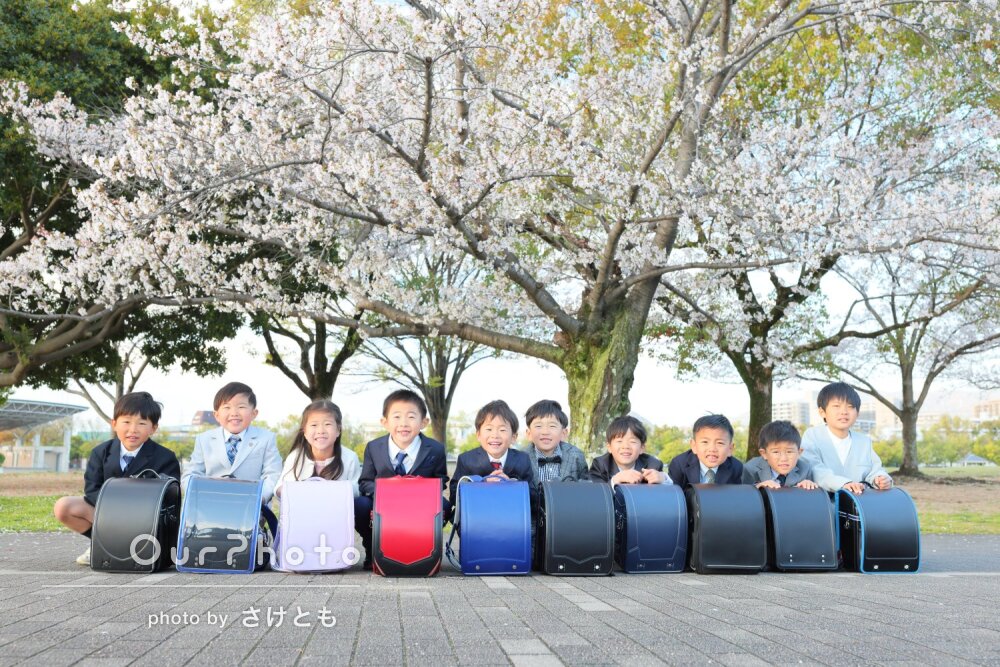 桜咲く公園でピカピカのランドセル姿！お友達と笑い合う入学記念の撮影
