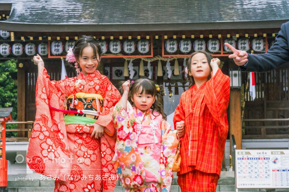 「最高な笑顔の写真」3姉妹の和装が映える！雨粒光る境内で七五三の撮影