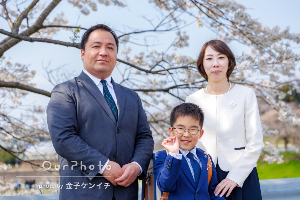 「思い出深い節目の写真」桜を背に自然体で表情豊かな家族写真の撮影