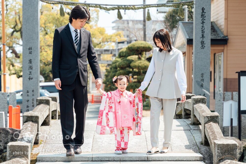 「終始楽しそう」桃色の被布姿が愛らしい女の子！和やかな七五三の撮影