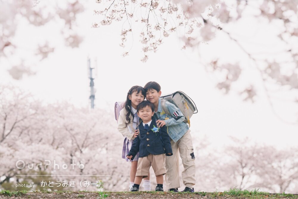 「自然な笑顔の写真」桜満開！お子様3人の笑顔が輝く入園入学写真の撮影