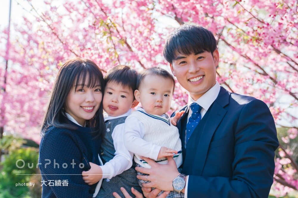 「桜をバックに素敵な」春爛漫！鮮やかな花に囲まれて笑顔で家族写真撮影
