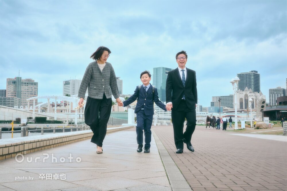 「終始穏やかな雰囲気」スーツ姿にランドセル！家族で入学記念の撮影