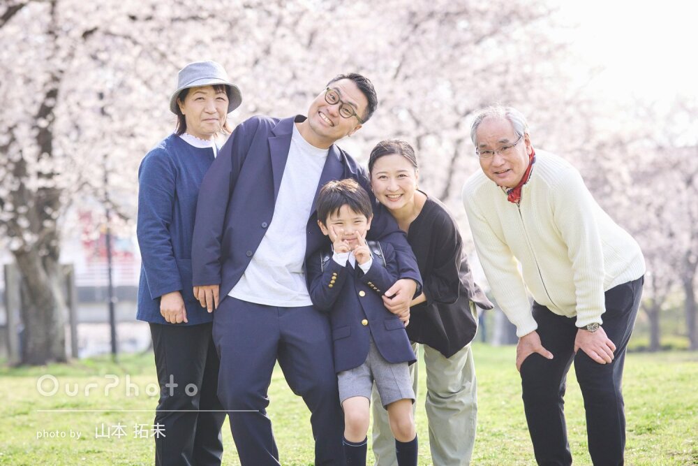 「大満足です！」三世代で和気あいあい！桜並木で入学記念写真の撮影