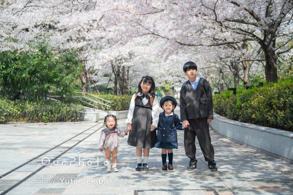 「自然な家族の様子」10歳8歳3歳1歳の兄妹も一緒に入園記念の撮影