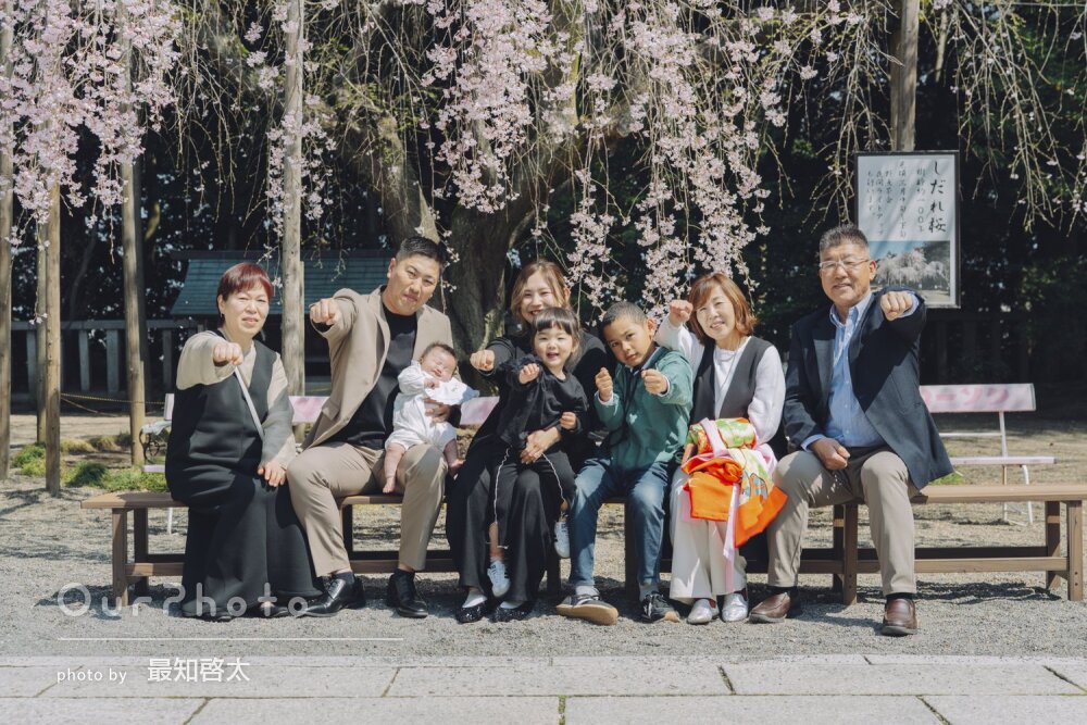 「いい写真で本当にお願いしてよかった」しだれ桜の前でお宮参りの撮影