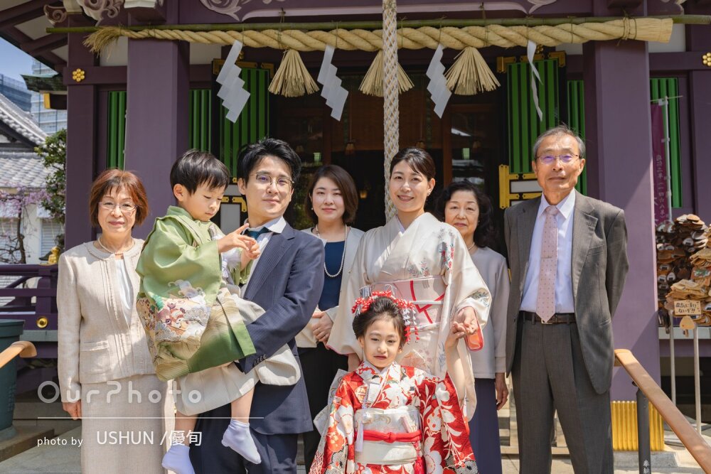 「家族の色んな組み合わせのショット」春の日差しを受けて七五三の撮影