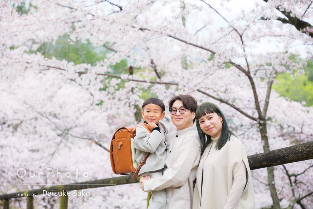 「子どもも安心して楽しく」桜満開の公園で笑顔いっぱい！入学記念の撮影