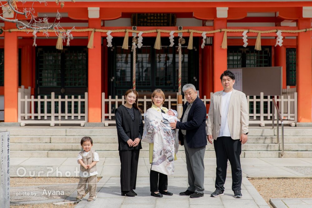 「お写真もとても美しく」桜咲く神社で温かな笑顔溢れるお宮参りの撮影