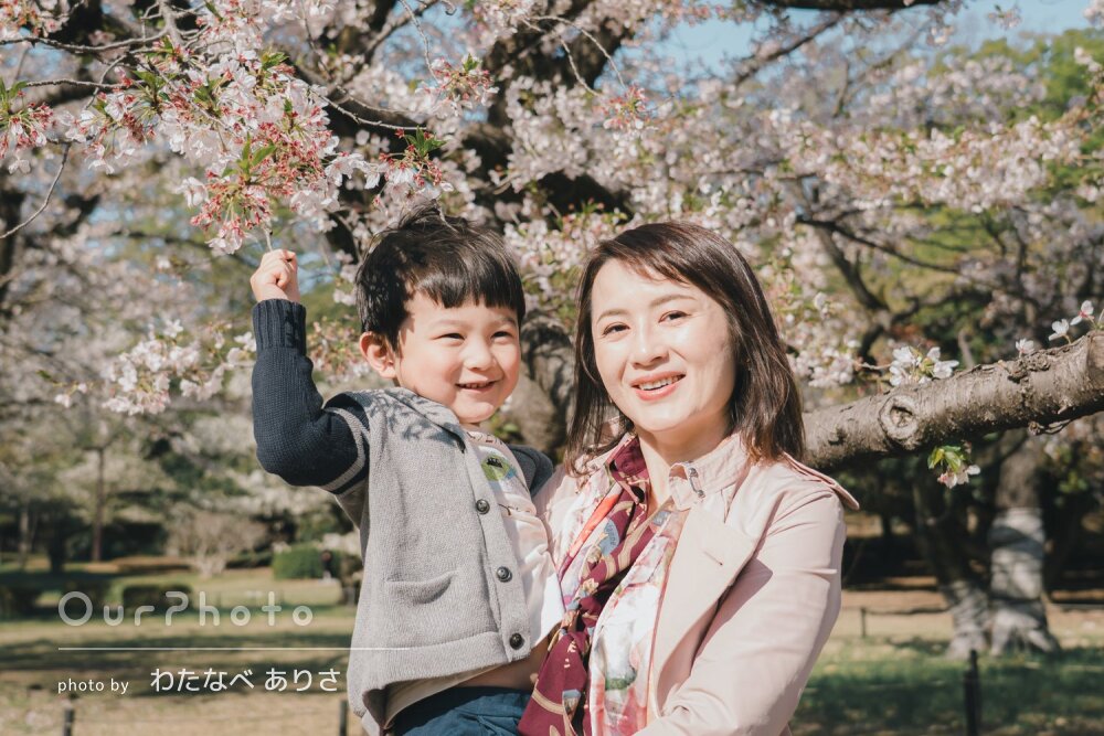 「終始和やかな雰囲気」桜咲く公園で仲良くツーショット！家族写真の撮影