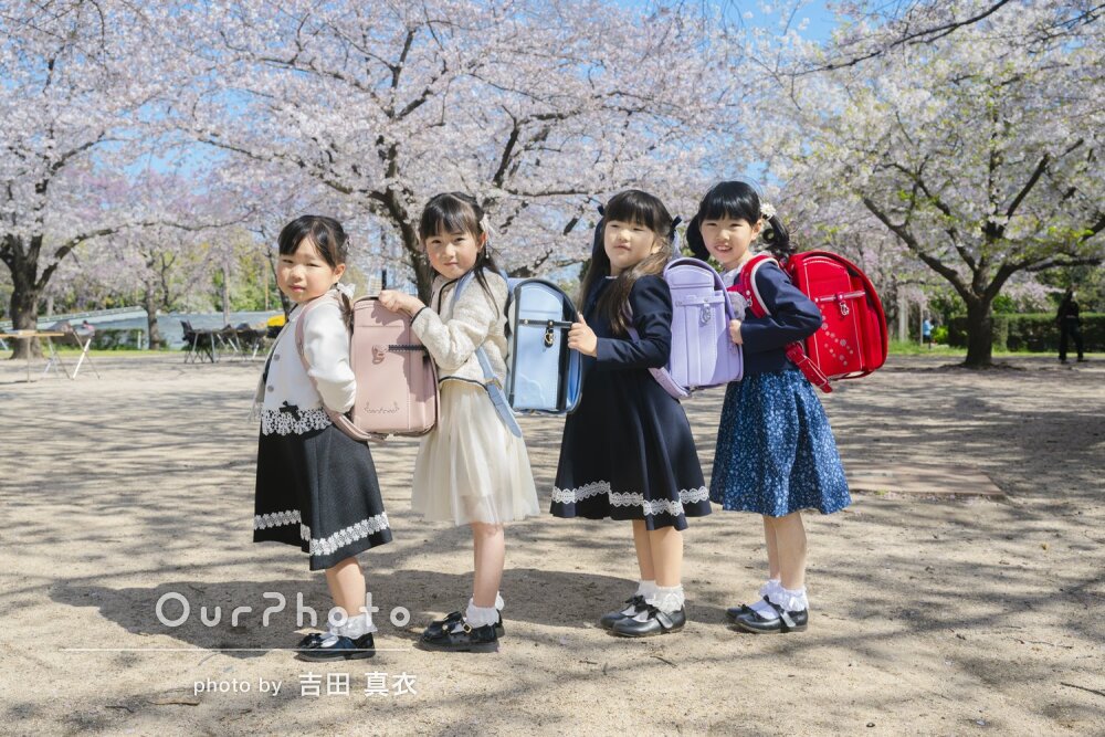 「とても素敵な写真」桜咲く公園で仲良くランドセルと入学記念の撮影