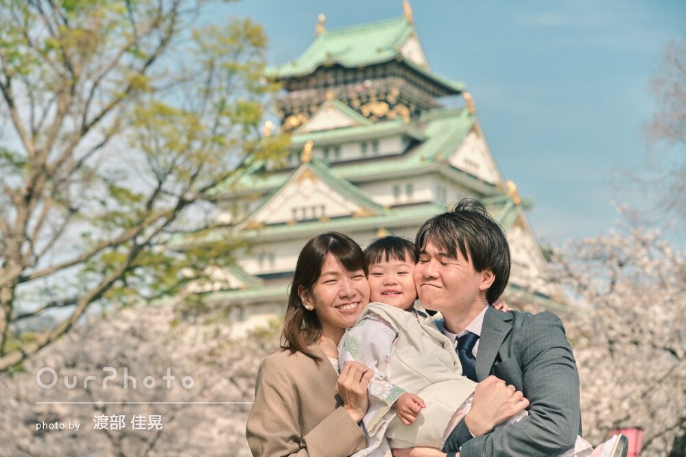 「自然な笑顔をたくさん引き出し」桜咲く神社で3歳女の子の七五三の撮影