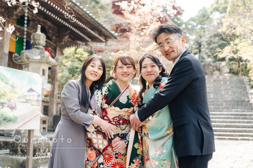 「素晴らしい思い出」桜咲く寺院で笑顔！振袖姿が美しい成人式の撮影