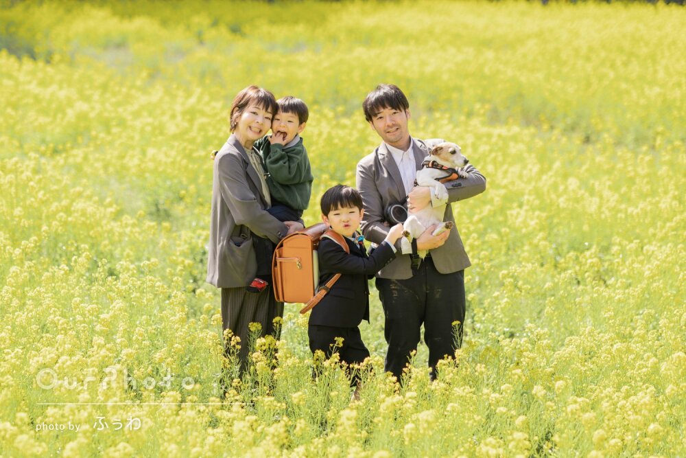 「花畑で駆け回る子どもたちの自然な可愛い笑顔」ご家族と入学記念の撮影
