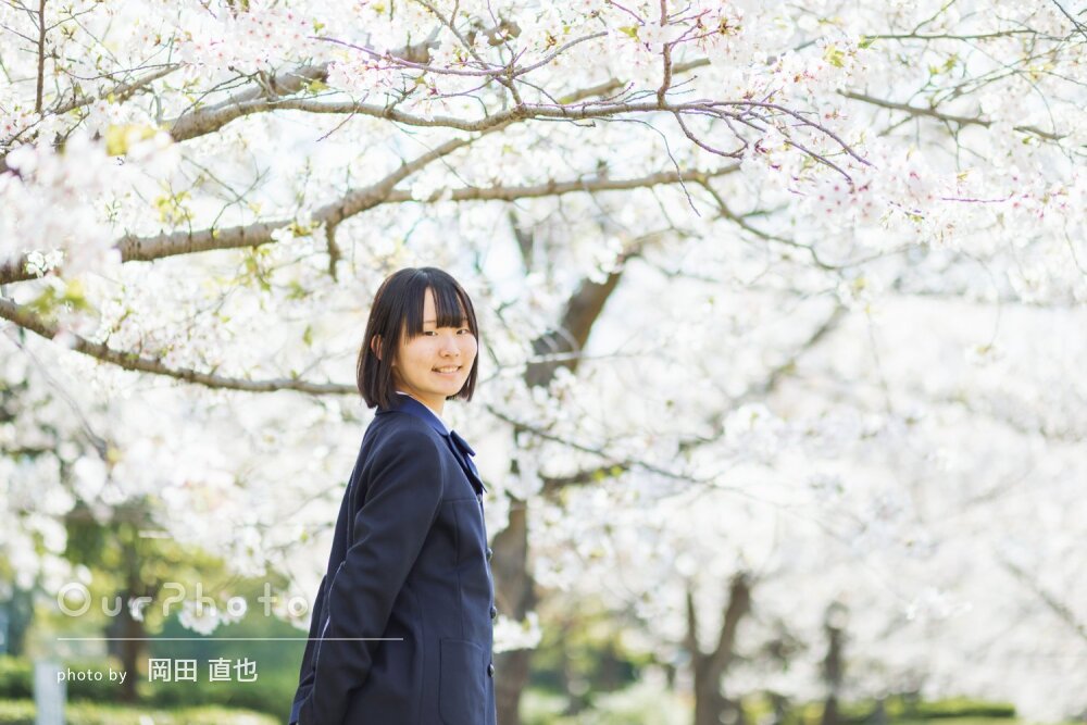 「楽しい時間」自然な笑顔が素敵！満開の桜と一緒に高校入学記念の撮影