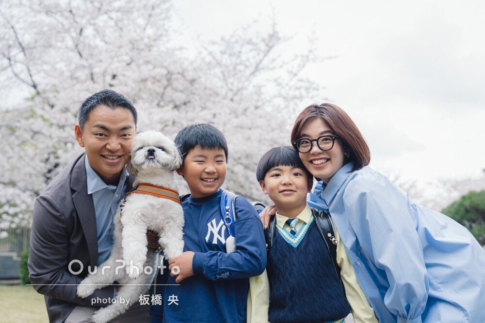 「毎回自由に楽しく」桜の下で幸せな節目となる卒園＆入学フォトの撮影