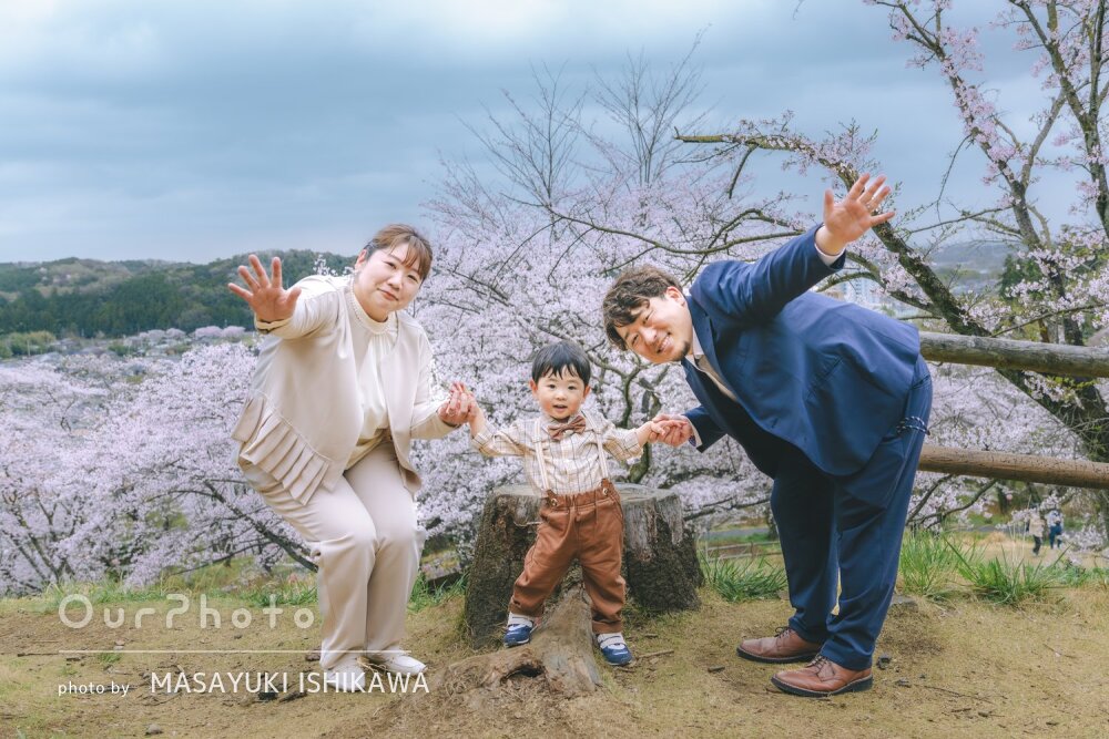 「良い顔の写真をたくさん」桜を背景に楽しく遊びながら入園記念の撮影