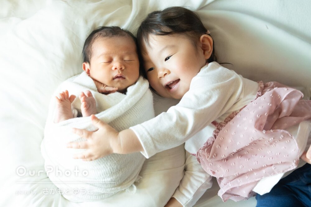 「沢山のパターンを」お姉ちゃんと一緒！可愛いニューボーンフォトの撮影