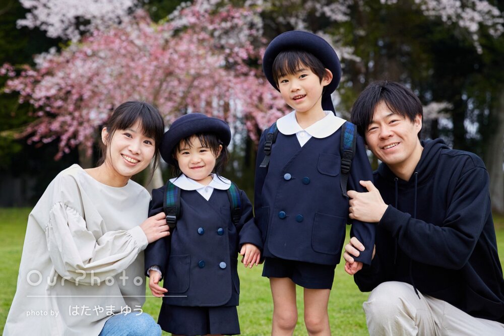 「素敵な写真をたくさん」桜咲く公園で笑顔溢れる！制服姿で入園記念撮影