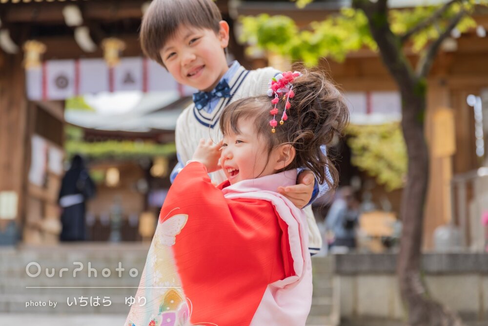 お兄ちゃんと一緒に！自然体な笑顔が可愛い3歳女の子の七五三の撮影