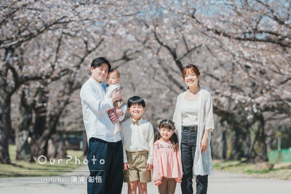 「子供の心を掴むのが本当にお上手」桜を背景に表情豊かな家族写真の撮影