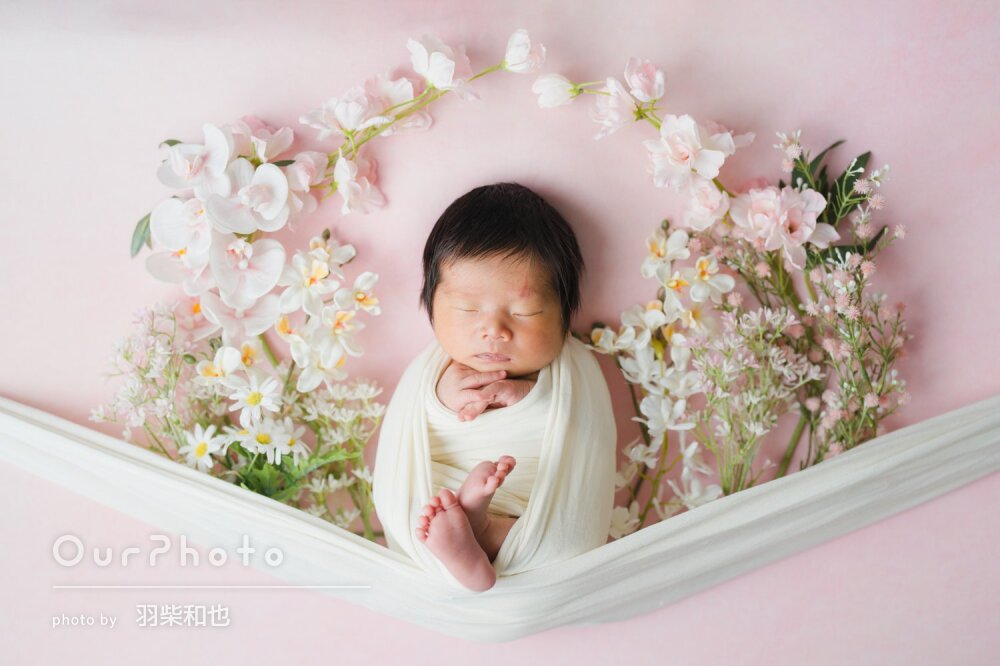 「大満足です」色とりどりの花に囲まれて可愛いニューボーンフォトの撮影