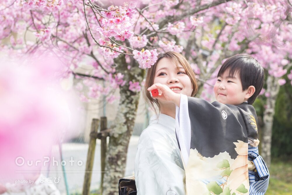 「子供にとっても素敵な思い出」兄弟一緒に！満開の花を背に七五三の撮影