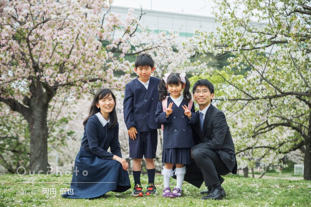 「楽しそうな写真を沢山」制服姿が愛らしい！桜を背に入学記念の写真撮影
